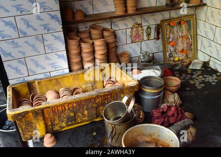 Indianischer Tee Masala Chai stall auf der Straße. Kolkata. Indien Stockfoto