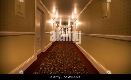 Der alte Flur im Historischen und behauenen Stanley Hotel im Estes Park, Colorado, das Hotel, das Stephen Kings "The Shining" inspiriert hat. Stockfoto