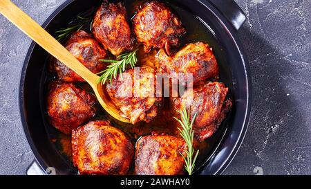 Nahaufnahme von braunen Mustard-Huhn-Oberschenkeln Stockfoto