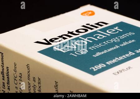 Ventolin Evohaler 100 Mikrogramm Salbutamol Sulfate Inhalator zur Behandlung von Atemproblemen bei Asthma Stockfoto