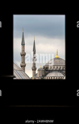 Ein Blick von einem Fenster im Inneren von Aya Sofya, der ehemaligen Basilika Hagia Sophia von Constantinopel in Richtung der Blauen Moschee in Istanbul in der Türkei. Stockfoto