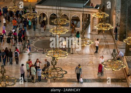 Besucher versammeln sich im marmorierten Fußbodeninneren von Aya Sofya (Hagia Sophia von Constantinopel) in Istanbul in der Türkei. Stockfoto