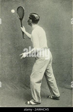Schläger, Tennis und Squash. Abb. 41.-Übung von Aolley vor Pexthovse. Zweite Posilioii. ISEE Seite 231.). Abb. 42.-Latham Kehrt eine Erboste Kraft zurück. (Siehe Seite 232.) CH. XXXili] DER GRIFF UND DIE ANSCHLÄGE 233 Kugel klatern so eng an die Seitenwand, dass jeder andere Versuch, ihn aufzustehen, neben nutzlos wäre. Die Prahlerei ist verdreht, und so wird ein Teil der tatsächlichen Drehung mit etwas Schnitt verwendet. Die Winkel, die dieser Twist dem Ball nach dem Kontakt mit dem Boden und mit den Rücken- und Seitenwänden gibt, werden Anfänger und andere rätseln. Drittens hilft der Geröstete Hub zu p Stockfoto