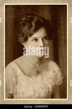 Pine Burr (1918) . Lois WelchCollins, Miss A.B.DEGREEHOME WISSENSCHAFTSDIPLOM Jhi einen Blick auf unsere Kameraden Hail Met, Und ihre szveet Disposition zve kann nie vergessen. President of Freshman Class, 16; Varsity Basket Ball, 16, 17; Glee Club,16, 17; Chorus Club, 16, 17; Philomathean, I. P. S., 18; Military Club, 18;M. E. K., 18; Senior Tennis Club, 18; Bungalow Sucher, 18; President of Y. W. A., 18; Business Manager von Pine Burr, 18; President of Senior Class. 18. PNs[E Burr. Dora Little WoodsSearcy, Ark. BOSCH DEGREEEHOME-WISSENSCHAFTSDIPLOM Sie wurden mit dem ausgestattet, das Sie Gott in H ähnlich macht Stockfoto