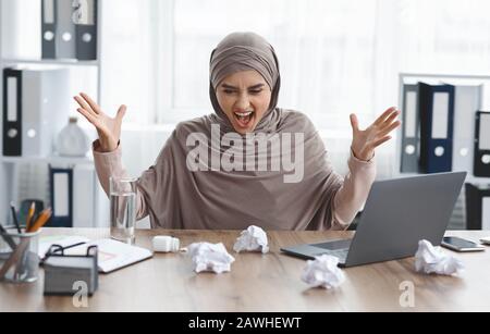 Betonte Arabic Woman Office Mitarbeiter Mit Nervenzusammenbruch Bei Der Arbeit Stockfoto