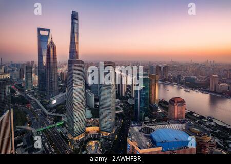 Beleuchtete skyline Lujiazui und Ring circular Fußgängerbrücke, Shanghai, China Stockfoto