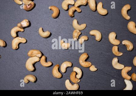 Gesalzene Cashew-Nüsse auf schwarzem Hintergrund. Gesunder Snack Stockfoto