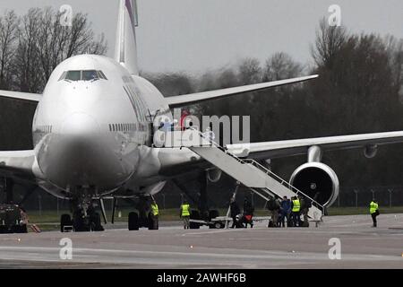 Passagiere, die ein Flugzeug, das britische und andere Nationalitäten aus der von Coronavirus betroffenen Stadt Wuhan in China nach Großbritannien zurückführt, aussteigen, kommen bei RAF Brize Norton in Oxfordshire an. Stockfoto