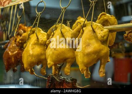 Geröstetes und gedämpftes Huhn an einem Straßenhändler in Singapur Stockfoto