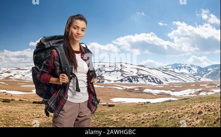 Junger weiblicher Wanderer mit Rucksack auf einem Berg Stockfoto