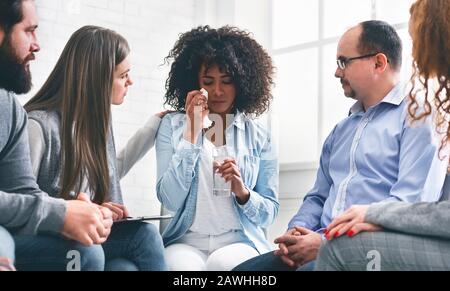 Verschiedene Menschen Zeigen Einfühlungsvermögen Für Weinende Schwarze Frau Stockfoto