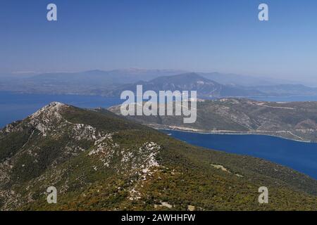 Trikeri-Dorf und der Eingang zum Pagasetischen Golf von Tiseo Berg, Süd-Pelion, Griechenland Stockfoto