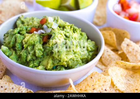 Guacamol mit Pico de gallo (Zwiebel, Koriander oder Chili und Tomate). Köstliches gesundes Avocado-Food-Konzept, mit Nahsicht Stockfoto