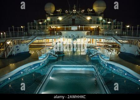 Blick über das Lido-Deck vom Sportdeck der Diamond Princess an der Küste vor Japan Stockfoto