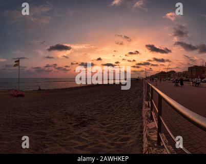 Ostia Lido Rom, Italien - 2. September 2019:Blick auf die römische Promenade und Profil der Küstenlinie in Ostia Lido, pastellfarbener Sonnenuntergang mit wundervollen Lichtern Stockfoto