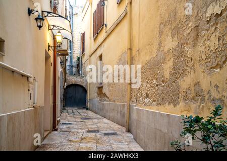 Blick auf eine schmale Straße in der italienischen Stadt Bari. Stockfoto