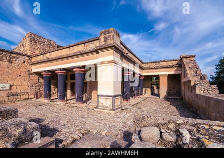 Knossos - Blick auf die Ruinen des berühmten minoischen Palastes von Knossos, dem Zentrum der minoischen Zivilisation und einer der größten archäologischen Stätten. Stockfoto