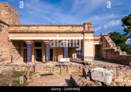 Knossos - Blick auf die Ruinen des berühmten minoischen Palastes von Knossos, dem Zentrum der minoischen Zivilisation und einer der größten archäologischen Stätten. Stockfoto