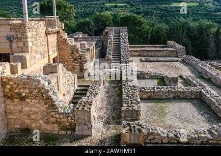 Knossos - Blick auf die Ruinen des berühmten minoischen Palastes von Knossos, dem Zentrum der minoischen Zivilisation und einer der größten archäologischen Stätten. Stockfoto