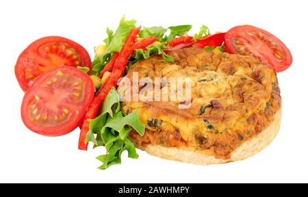 Crustless Spinat und Kale Quiche mit frischem Salat isoliert auf weißem Hintergrund Stockfoto