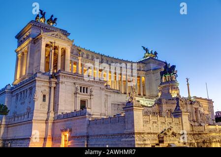 Das Victor Emmanuel II National Monument in Rom, Italien, in der Abenddämmerung Stockfoto