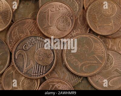 Nahaufnahme der alten gebrauchten ein- und zwei Euro-Cent-Münzen Hintergrund, Ende der kleinen Veränderung oder Bargeld Stockfoto