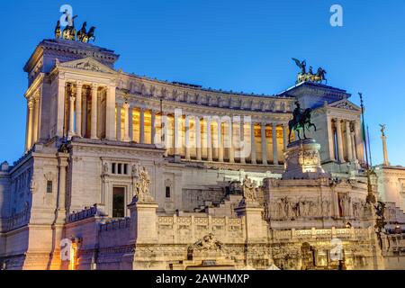 Das Victor Emmanuel II National Monument in Rom, Italien, in der Dämmerung Stockfoto