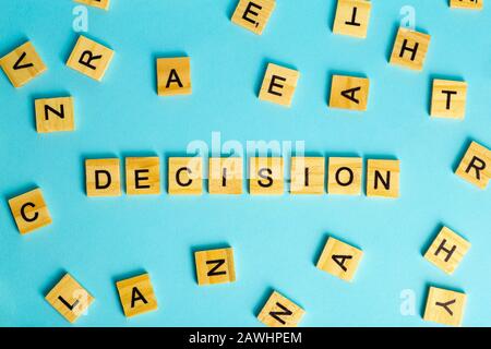 Nach Entscheidungskonzept suchen. Das Wort Entscheidung setzt sich aus verschiedenen Buchstaben auf blauem Hintergrund zusammen. Stockfoto