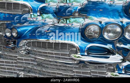 Vancouver, B.C., Kanada: Chevrolet Corvette Sting ray Convertible aus dem Jahr 1967 fotografiert aus einem vorderen Tiefwinkel, retuschiert zu einer Collage Stockfoto