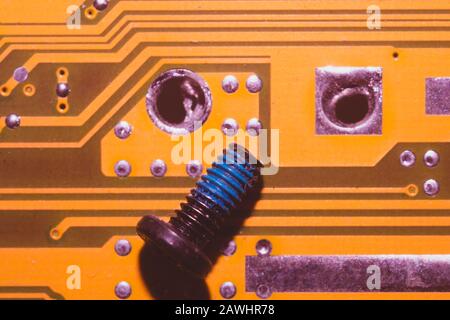 Abstrakter Hintergrund der elektronischen Leiterplatte. Hauptplatine des Computers Nahaufnahme. Moderne Technologien. Mikroelemente des Computers mit Anschlüssen und trac Stockfoto