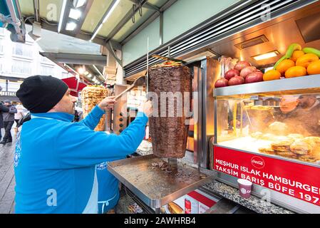 Istanbul - 02. JANUAR: Man Seller, der am 02. Januar traditionelle türkische Gerichte In Durum oder Kebab in der Straße von Istanbul zubereitet. 2020 in der Türkei Stockfoto