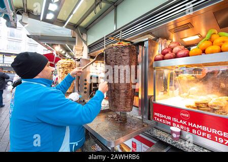 Istanbul - 02. JANUAR: Man Seller, der am 02. Januar traditionelle türkische Gerichte In Durum oder Kebab in der Straße von Istanbul zubereitet. 2020 in der Türkei Stockfoto