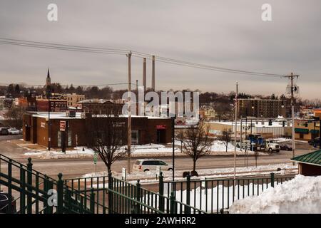 Oswego, New York, USA. Januar 2020. Downtown Oswego, NY, mit Blick auf die Bridge Street an einem Wochentag Nachmittag im Winter Stockfoto