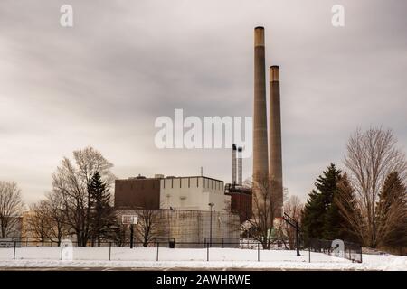 Oswego, New York, USA. Januar 2020. Das geschlossene Kraftwerk Dünkirchen am Ufer des Ontario Sees in Oswego, New York Stockfoto