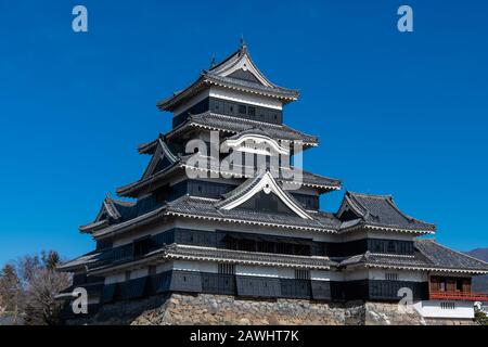 Matsumoto Castle im Winter mit schönen schneebedeckten Nordalpen ist Matsumoto Castle als Nationalschatz von Matsumoto, Japan, aufgeführt. Stockfoto