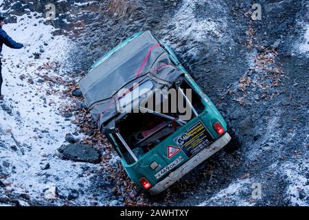 Jeep Suzuki Jimny überwindet Hindernisse in den Wald Stockfoto