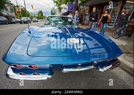 Vancouver, B.C., Kanada: Chevrolet Corvette Sting ray Convertible aus dem Jahr 1967 fotografiert aus einem vorderen Tiefwinkel. Das Autodach ist entfernt. Stockfoto