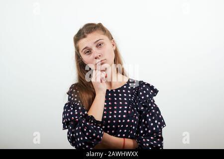 Mädchen in einem schwarzen Kleid denkt, dass Träume das Problem lösen, sich den Kopf zur Hand beugten Stockfoto