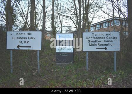 Das Schild für das Kents Hill Park Training and Conference Center, in dem Menschen untergebracht sind, die aufgrund des Ausbruchs des Coronavirus im Februar 2020 aus China evakuiert wurden. Stockfoto