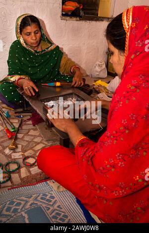 Indien, Rajasthan, Shekhawati, Nawalgarh, Mutter und Tochter, die traditionelle lac-bangles von Hand machen Stockfoto