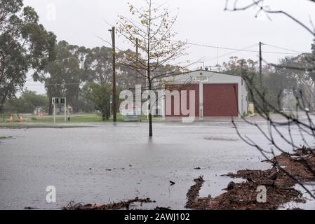 Balmoral NSW, Australien 9. Februar 2020: Von Dürre zu Buschbränden und jetzt überschwemmenden Regen. Die Stadt Balmoral, New South Wales, liegt nur 107 km südlich von Sydney und wurde im Dezember 2019 von Buschbränden verwüstet, wobei schätzungsweise 18 Häuser, 10% der Stadt, verloren wurden. Diese Woche haben die östlichen Teile des Staates dringend benötigte Regenfälle erhalten, die Bauerndämme und grüne Gärten gefüllt haben. An diesem Wochenende wurde der Regen jedoch sintflutartig und die Stadt erhielt heute 95mm. Abgebildet ist die ländliche Feuerwehr-Einheit der Stadt, die fast von wachsenden Regenbecken umgeben ist. Kredit Stephen Dwyer Alamy Stockfoto