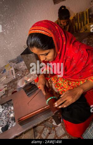 Indien, Rajasthan, Shekhawati, Nawalgarh, die traditionelle lac Bangles mit der Hand, junge Frau rollt heißen Winkel in Form um Metall-Größe Ring Stockfoto