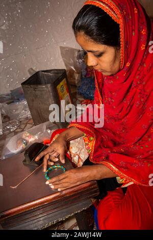 Indien, Rajasthan, Shekhawati, Nawalgarh, die traditionelle lac Bangles von Hand, junge Frau, die heiße Winkeln in Form rollt Stockfoto