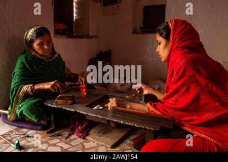 Indien, Rajasthan, Shekhawati, Nawalgarh, Mutter und Tochter, die traditionelle lac-bangles von Hand machen Stockfoto