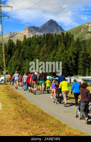 St. Moritz, Engadin, Graubünden, Schweiz - 6. August 2016: Eine Große Gruppe von Touristen, die an einem sonnigen Tag im Sommer einen leichten Spaziergang durch die Berge machen Stockfoto