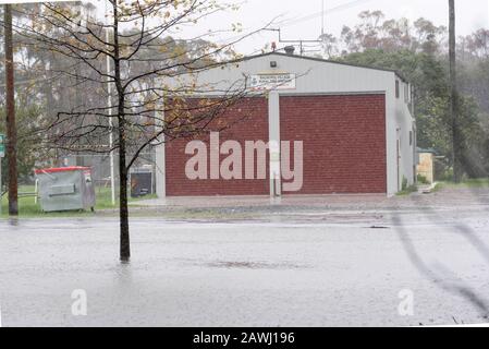 Balmoral NSW, Australien 9. Februar 2020: Von Dürre zu Buschbränden und jetzt überschwemmenden Regen. Die Stadt Balmoral, New South Wales, liegt nur 107 km südlich von Sydney und wurde im Dezember 2019 von Buschbränden verwüstet, wobei schätzungsweise 18 Häuser, 10% der Stadt, verloren wurden. Diese Woche haben die östlichen Teile des Staates dringend benötigte Regenfälle erhalten, die Bauerndämme und grüne Gärten gefüllt haben. An diesem Wochenende wurde der Regen jedoch sintflutartig und die Stadt erhielt heute 95mm. Abgebildet ist die ländliche Feuerwehr-Einheit der Stadt, die fast von wachsenden Regenbecken umgeben ist. Kredit Stephen Dwyer Alamy Stockfoto