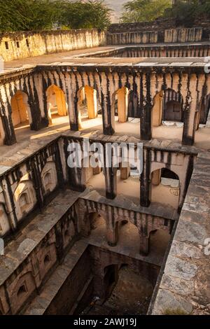 Indien, Rajasthan, Shekhawati, Udaipurwati, Adaval Valley, Lohargal, Stiefbrunnen, der von Mahatma Chetan das Ki gebaut wurde Stockfoto