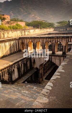 Indien, Rajasthan, Shekhawati, Udaipurwati, Adaval Valley, Lohargal, Stiefbrunnen, der von Mahatma Chetan das Ki gebaut wurde Stockfoto