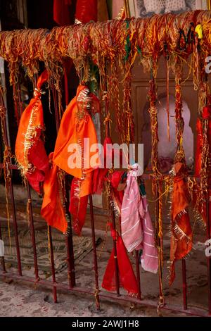 Indien, Rajasthan, Shekhawati, Udaipurwati, Adaval Valley, Lohargal, Makleth Baba Vishnu Sun Temple, farbige heilige Fadenopfer gebunden, Schrein rai Stockfoto