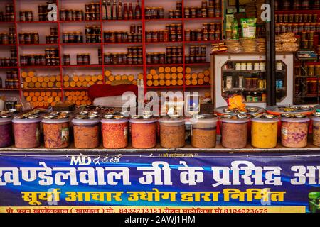 Indien, Rajasthan, Shekhawati, Udaipurwati, Adaval Valley, Lohargal Dorf, Stall, der Pickel an Pilger verkauft Stockfoto